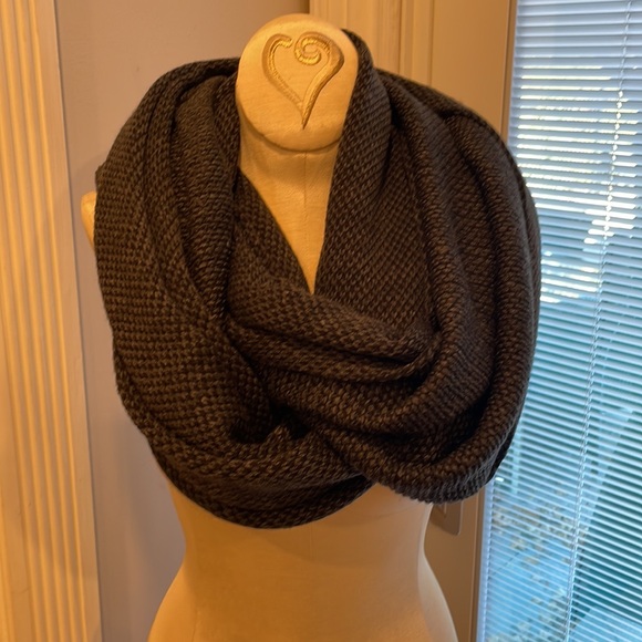 Lorna Jane Large Knit Infinity Scarf - Picture 3 of 12